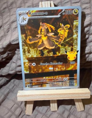 Carta Pokémon Kommo-o 30 Aniversario