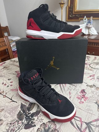 Jordan MAX AURA. Color negras y rojas