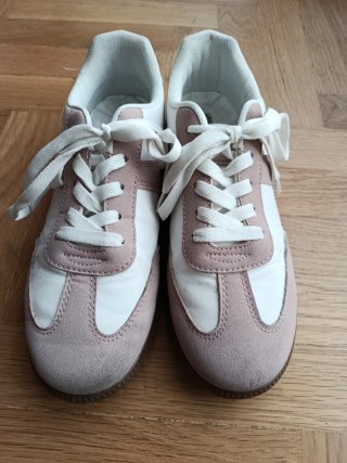 Zapatillas Deportivas Blancas y Rosas