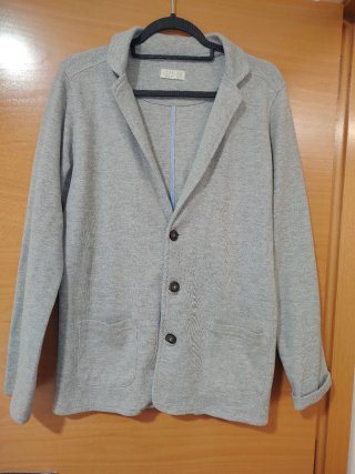Americana de punto gris