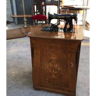 Máquina de coser Singer antigua con mueble