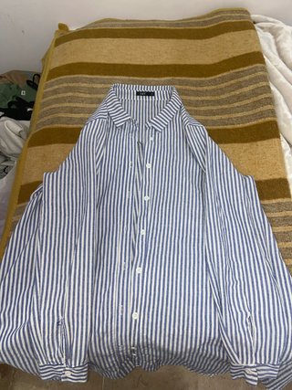 Camisa de rayas azul y blanca