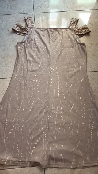 Vestido corto beige estampado