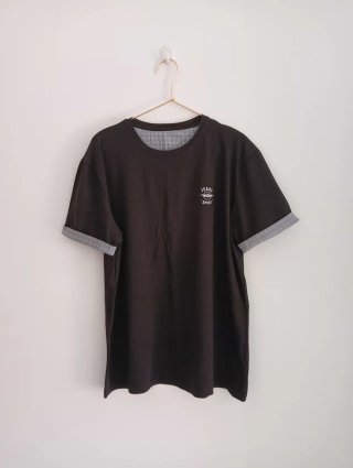 Camiseta hombre negra detalle rayas
