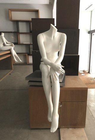 2 Maniquíes de Plástico Sentados