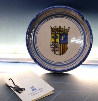 Cenicero de cerámica de Muel con el escudo de Aragón.