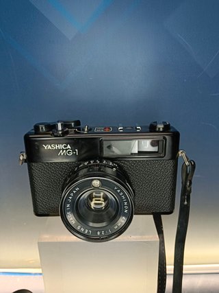 camara de fotos analogica, YASHICA MG-1, objetivo YASHINON, con funda