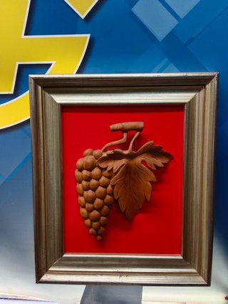 Cuadro, adorno 40 x33x03 cm. madera tallada con forma de racimo de uvas en relieve