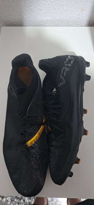 Botines de fútbol negros