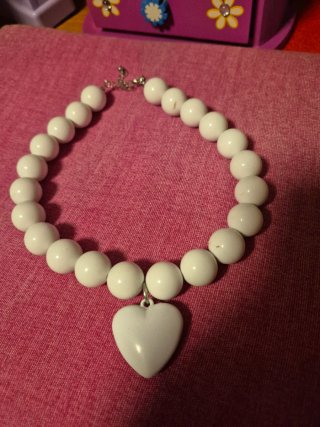 Collar de cuentas blancas con corazón