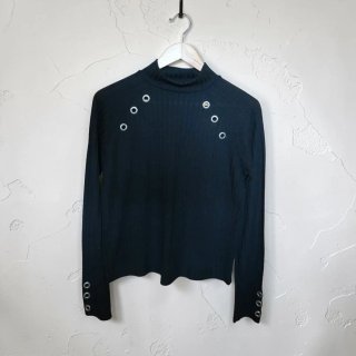 Camiseta negra con detalles metálicos