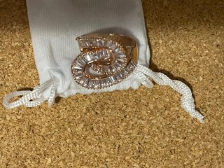 Anillo Dorado con Piedras