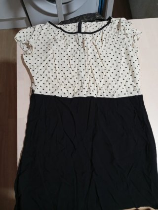 Vestido bicolor con estampado de corazones