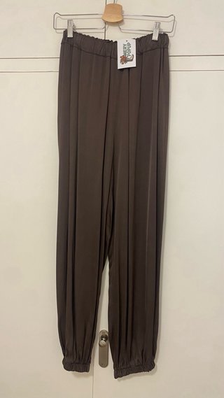 Pantalón bombacho satinado marrón