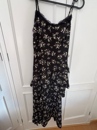 Vestido floral negro con encaje