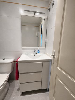 Baño completo: mueble, retrete y plato ducha