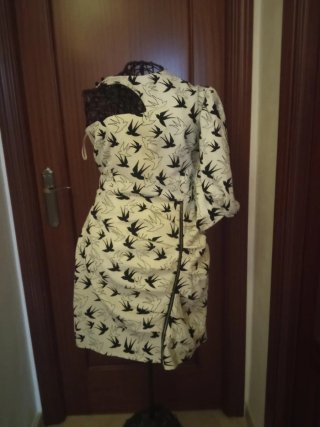 Vestido corto estampado con golondrinas