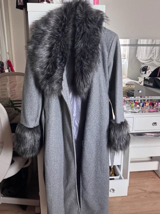 Abrigo de paño gris con detalles de pelo