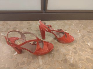 Preciosas sandalias de tacón Joni color coral. Tal