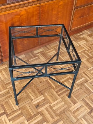 Mesa de centro auxiliar de metal y cristal