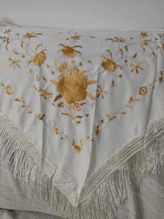 Mantón Bordado beige  y Dorado