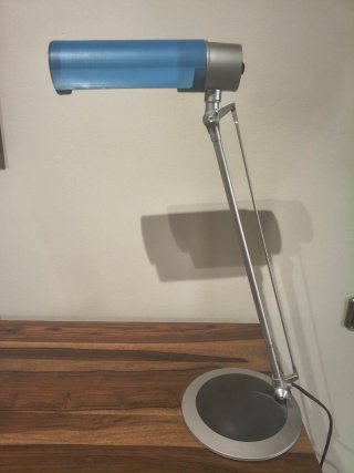 Lámpara de escritorio articulada azul y plata