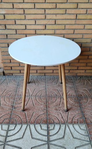 Mesa Redonda Blanca con Patas de Madera