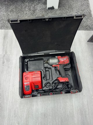 Llave de Impacto Milwaukee con Cargador rapido