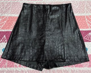 Falda pantalón negra efecto piel.