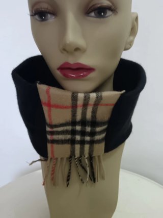 Cuello Polar Negro con Detalle de Cuadros