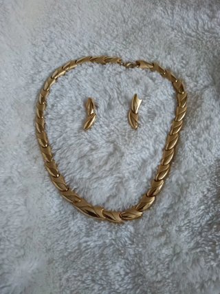 Conjunto de Gargantilla y Pendientes Dorados