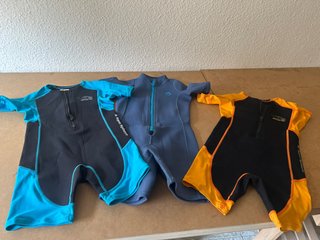 Set de 3 Monos de Neopreno para Niños .