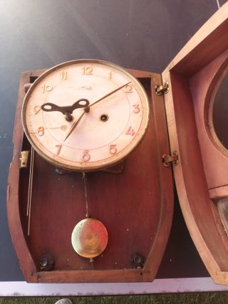 Reloj de pared antiguo de madera