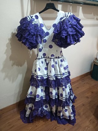Traje de flamenca blanco y morado