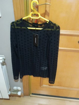 Camiseta negra de tul con lunares Voyelles