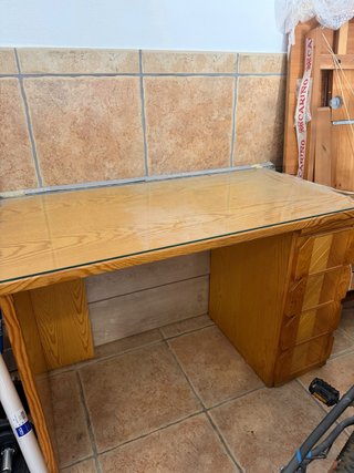 Escritorio de Madera con Cajonera y Cristal