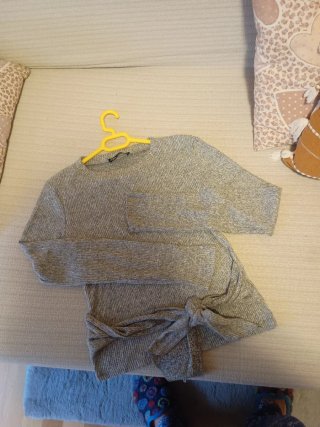 Jersey de punto gris con nudo