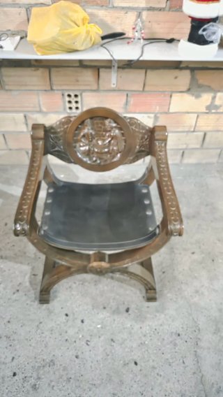 Silla antigua de madera tallada