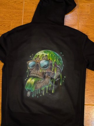 Sudadera Negra con Diseño Pintado a Mano