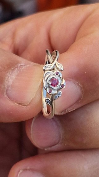 Anillo Pandora de plata con diseño floral
