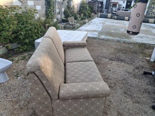 Sofá de tela beige