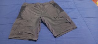 Pantalón corto de trekking multibolsillos