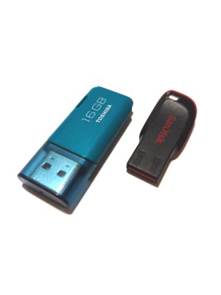 Lote de 2 Pendrives Toshiba 16GB y SanDisk 4GB