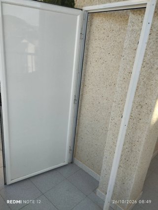 Puerta y reja de aluminio blanca