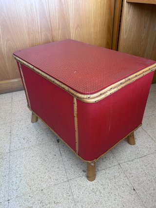 Baúl Vintage Rojo con Detalles de Madera