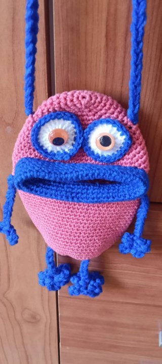 Muñeco de ganchillo hecho a mano