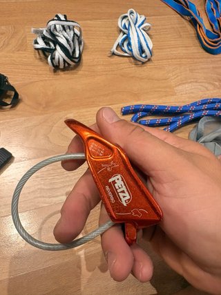 Asegurador Descensor Petzl Reverso Naranja