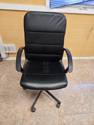 Silla de oficina negra con respaldo alto