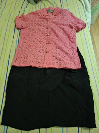 Conjunto de Blusa Rosa y Falda Negra
