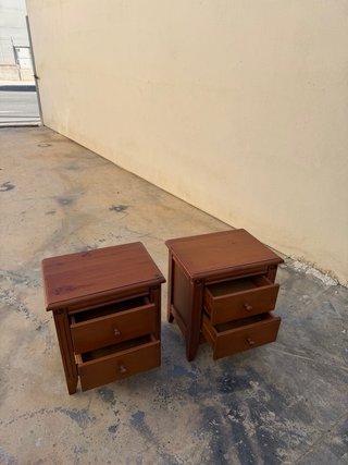 Set de 2 Mesitas de Noche de Madera